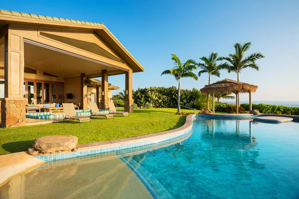 Huis met zwembad — Stockfoto