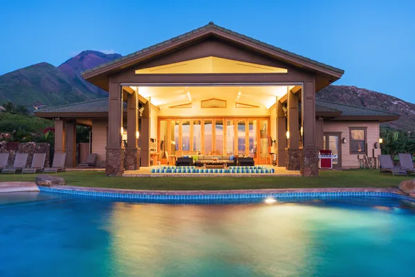 Роскошный дом с бассейном — стоковое фото