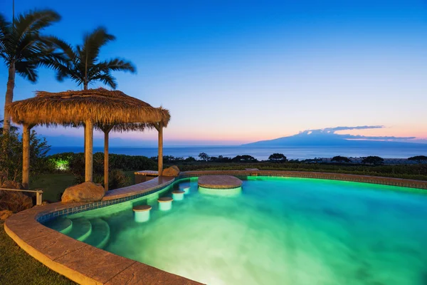 Luxury home with swimming pool — Stock Photo, Image