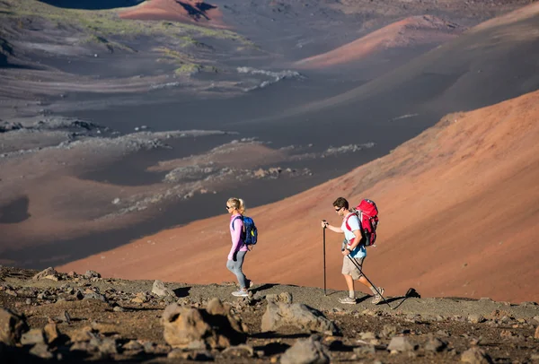 Mann und Frau wandern — Stockfoto