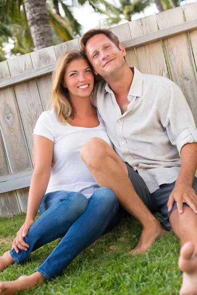 Feliz jovem casal — Fotografia de Stock