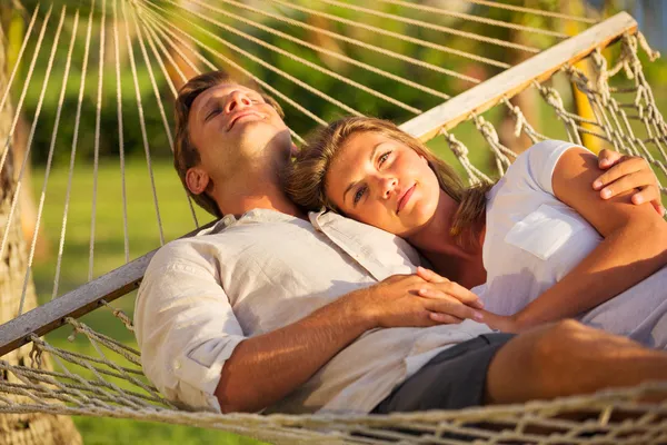 Couple relaxing in tropical hammock — Stock Photo, Image