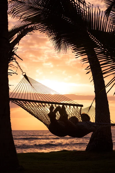 Paar entspannt in tropischer Hängematte — Stockfoto