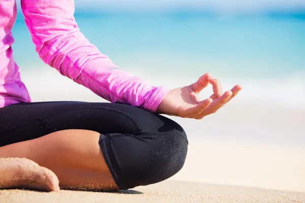 Frau macht Yoga — Stockfoto