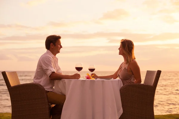 Casal desfrutando romântico jantar ao pôr do sol — Fotografia de Stock
