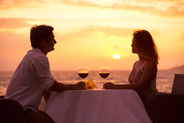 Coppia godendo romantica cena al tramonto — Foto Stock