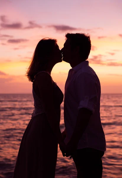 Casal beijando ao pôr do sol — Fotografia de Stock
