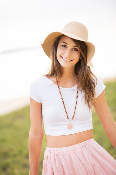 Woman outdoors in sun hat. — Stock Photo, Image