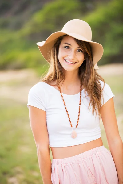 Woman outdoors in sun hat. — Stock Photo, Image