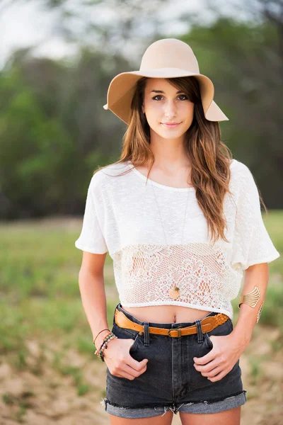 Woman outdoors in sun hat. — Stock Photo, Image