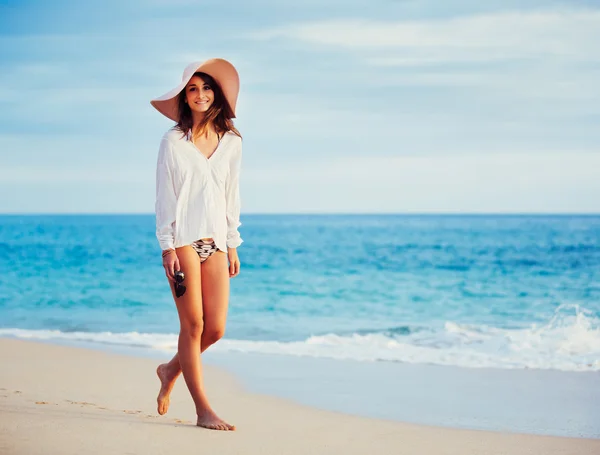 Mulher andando na praia tropical — Fotografia de Stock