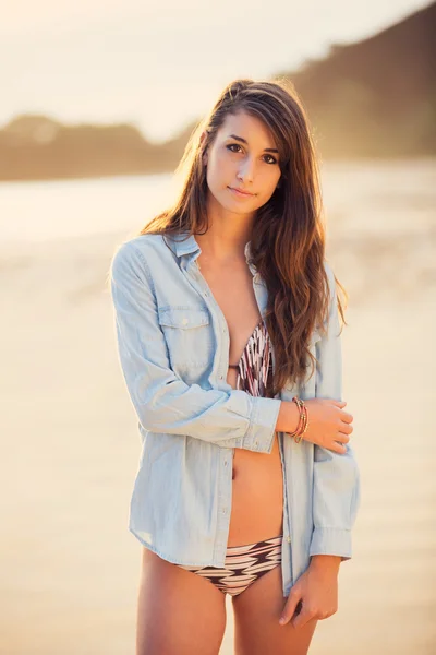 Woman on the beach at sunset. — Stock Photo, Image