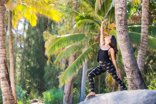 Frau praktiziert Yoga — Stockfoto