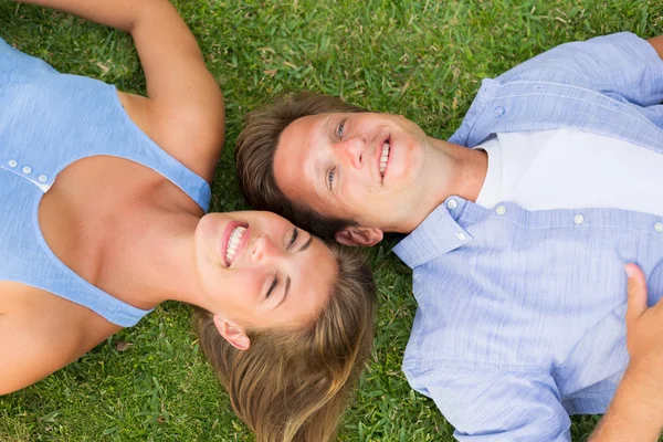 Feliz jovem casal — Fotografia de Stock