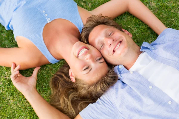 Feliz jovem casal — Fotografia de Stock