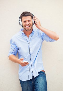 Kulaklıkla müzik dinleyen adam.