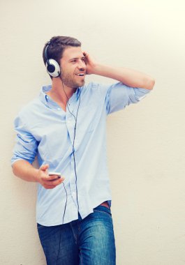 Kulaklıkla müzik dinleyen adam.