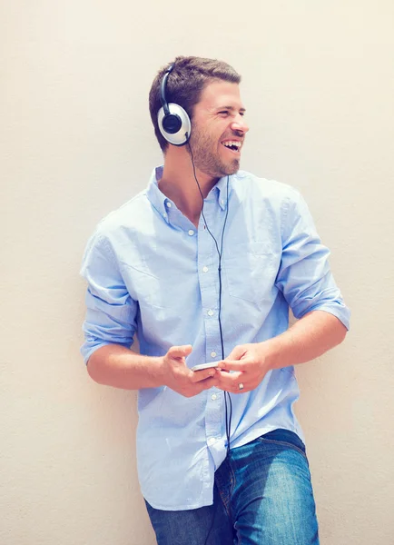 Человек слушает музыку в наушниках — стоковое фото