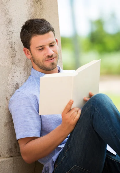 Mann liest Buch draußen — Stockfoto