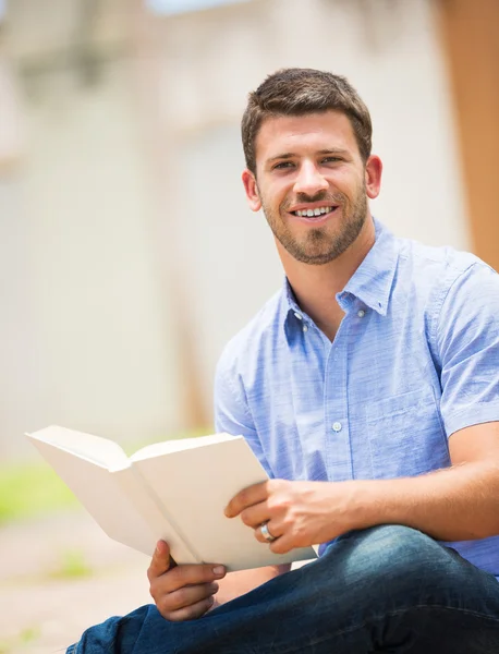 Hombre leyendo libro fuera —  Fotos de Stock