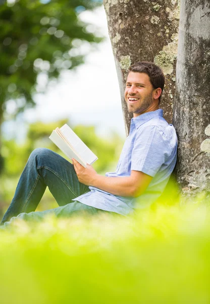 Mann liest Buch im Park — Stockfoto