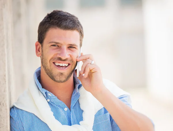Empreendedor falando no telefone celular — Fotografia de Stock