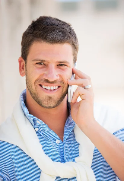 Unternehmer telefoniert mit Handy — Stockfoto