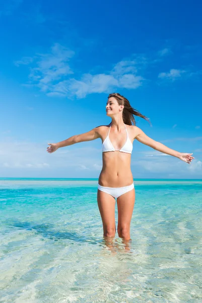 Frau entspannt sich am tropischen Strand — Stockfoto