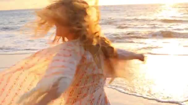 Γυναίκα το περπάτημα σε τροπική παραλία — 图库视频影像