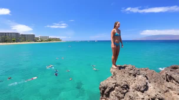 Mujer saltando en el agua — Vídeo de stock