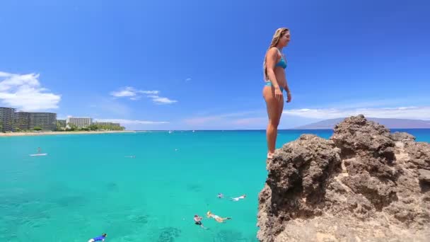 Femme sautant dans l'eau — Video