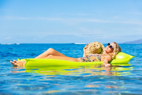 Young woman floating on raft — Stock Photo, Image