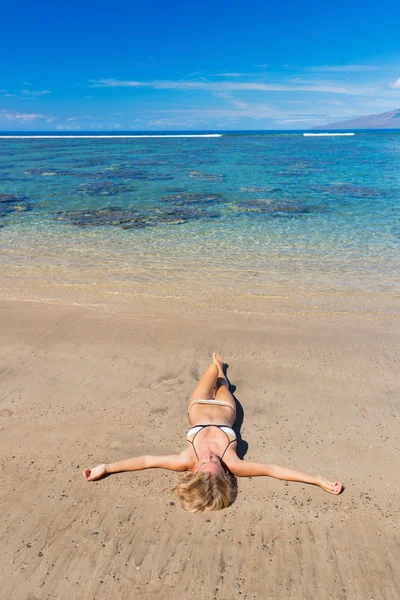 Mulher Relaxante na Praia Tropical — Fotografia de Stock