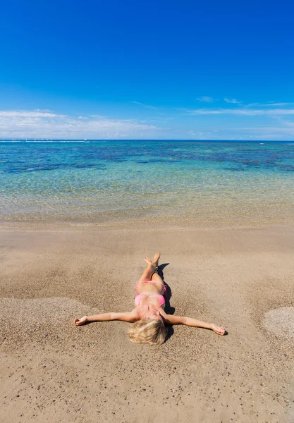 Žena uvolňující na tropické pláži — Stock fotografie