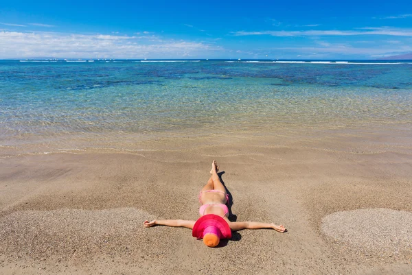 Femme se relaxant sur la plage tropicale — Photo