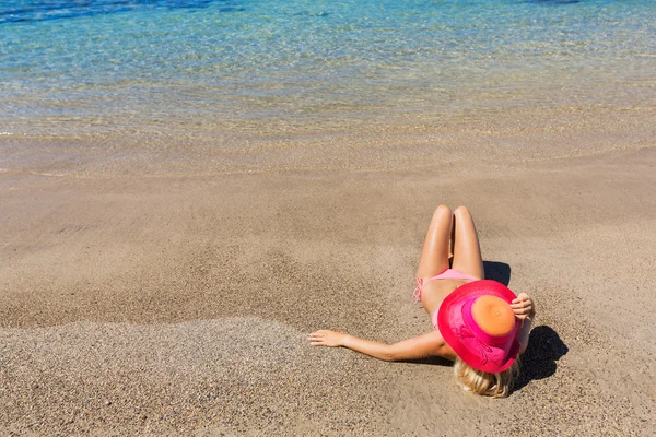 Vrouw ontspannen op tropisch strand — Stockfoto