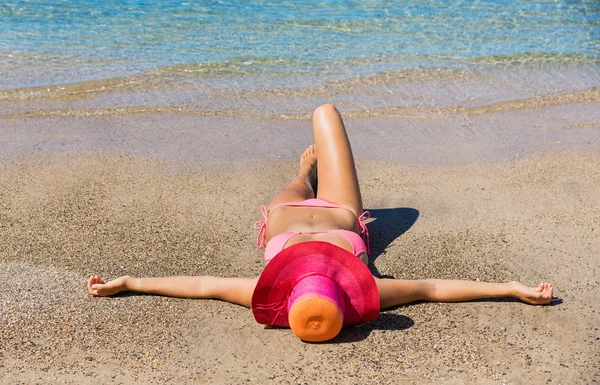 Vrouw ontspannen op tropisch strand — Stockfoto