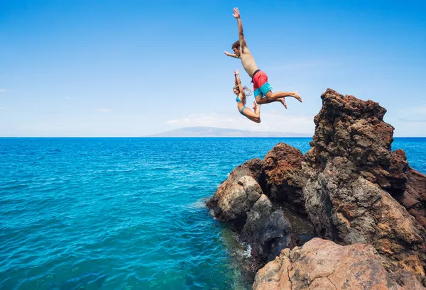 Vänner klippa hoppa i havet — Stockfoto