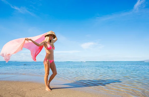 Mulher andando na praia tropical — Fotografia de Stock