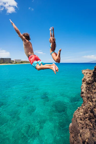 Amigos penhasco pulando no oceano — Fotografia de Stock