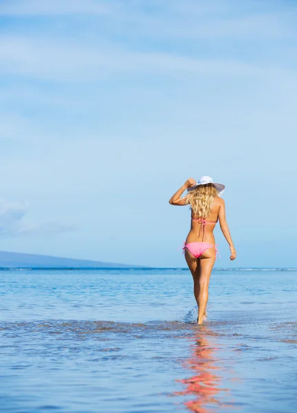 Kvinnan promenader på tropisk strand — Stockfoto