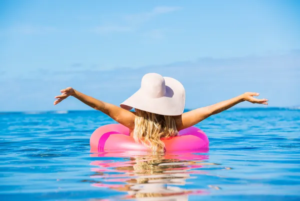 Mujer flotando en balsa en océano tropical — Foto de Stock