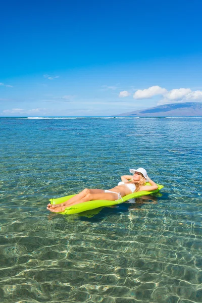 Mujer flotando en balsa en océano tropical —  Fotos de Stock