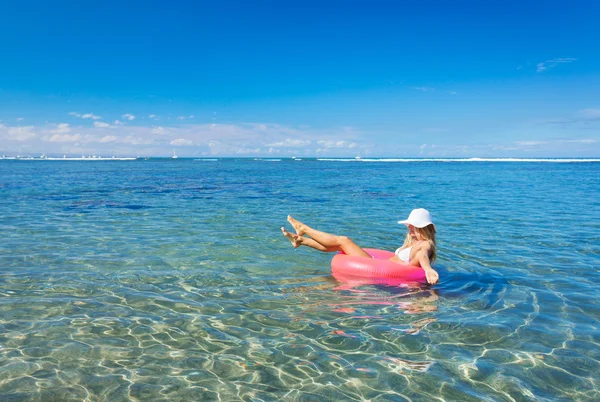 Donna galleggiante su zattera nell'oceano tropicale — Foto Stock