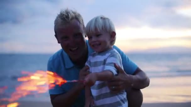 Vater und Sohn zünden Feuerwerk — Stockvideo