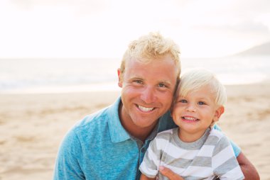 Baba ve oğul sahilde.