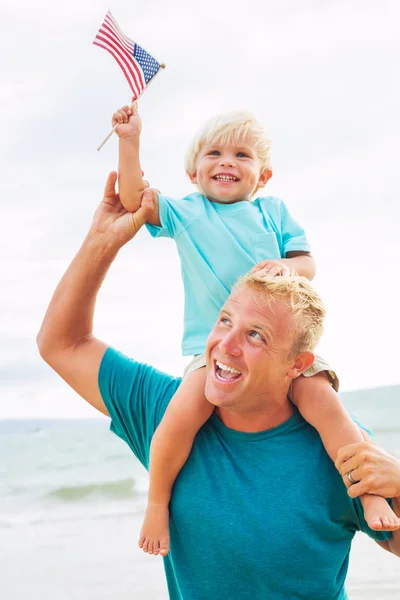 Padre e hijo jugando en la playa —  Fotos de Stock