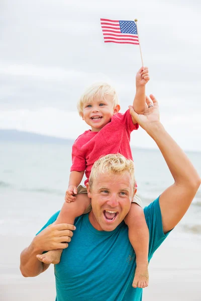 Ojciec i syn bawią się na plaży — Zdjęcie stockowe
