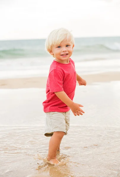 Niño en la playa — Foto de Stock