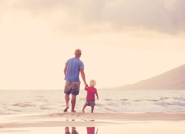 Père et fils murant sur la plage — Photo